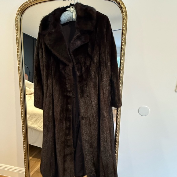 Luxurious Brown Fur Coat - Picture 1 of 4